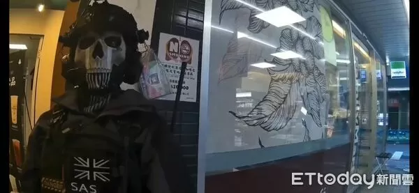 ▲▼廖姓女子穿戴骷髏面具及戰術裝備逛花蓮金山角鬧區，引起民眾一陣恐慌。（圖／記者王兆麟翻攝，下同）