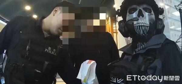 ▲▼廖姓女子穿戴骷髏面具及戰術裝備逛花蓮金山角鬧區，引起民眾一陣恐慌。（圖／記者王兆麟翻攝，下同）