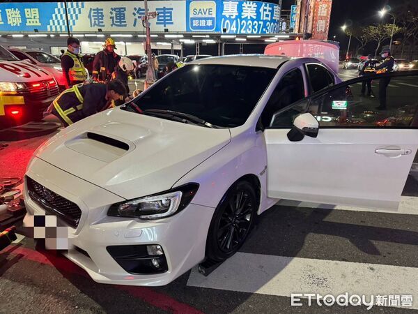 ▲台中恐怖路口事故，印尼籍騎士遭撞重壓車底送醫。（圖／記者游瓊華攝）