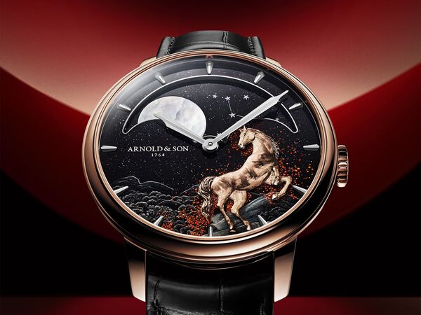 金雕駿馬躍上月相錶　日夜畫面各有驚喜