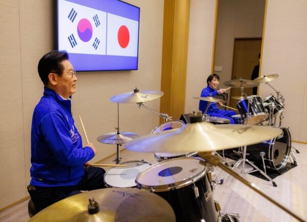 ▲▼高市早苗、李在明驚喜同台打鼓。（圖／日本首相官邸）