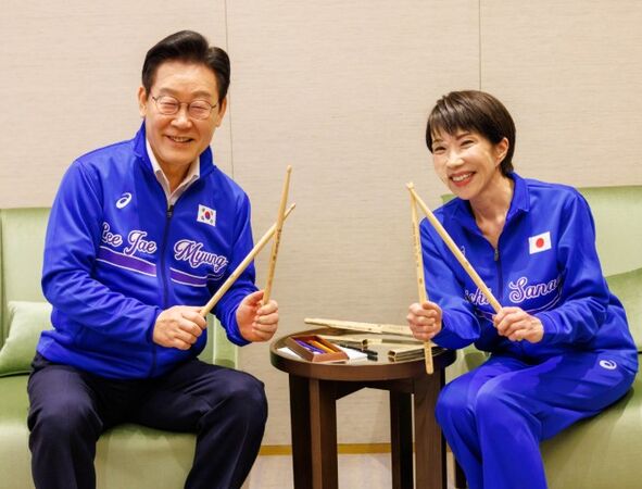 ▲▼高市早苗、李在明驚喜同台打鼓。（圖／日本首相官邸）