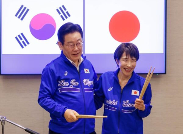 ▲▼高市早苗、李在明驚喜同台打鼓。（圖／日本首相官邸）