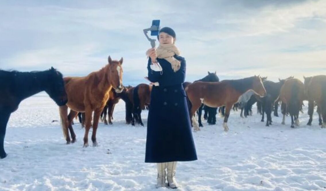 ▲賀嬌龍生前策馬雪原，直播帶貨為新疆牧區提振觀光旅遊。（圖／翻攝澎湃新聞）