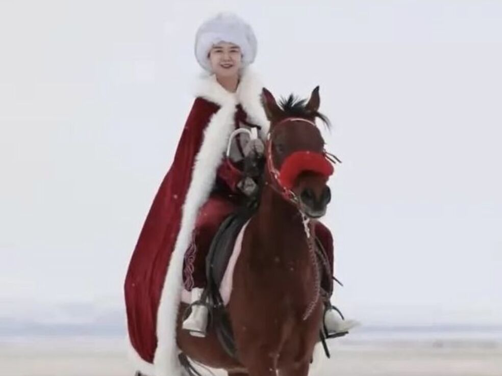▲賀嬌龍生前策馬雪原，直播帶貨為新疆牧區提振觀光旅遊。（圖／翻攝澎湃新聞）