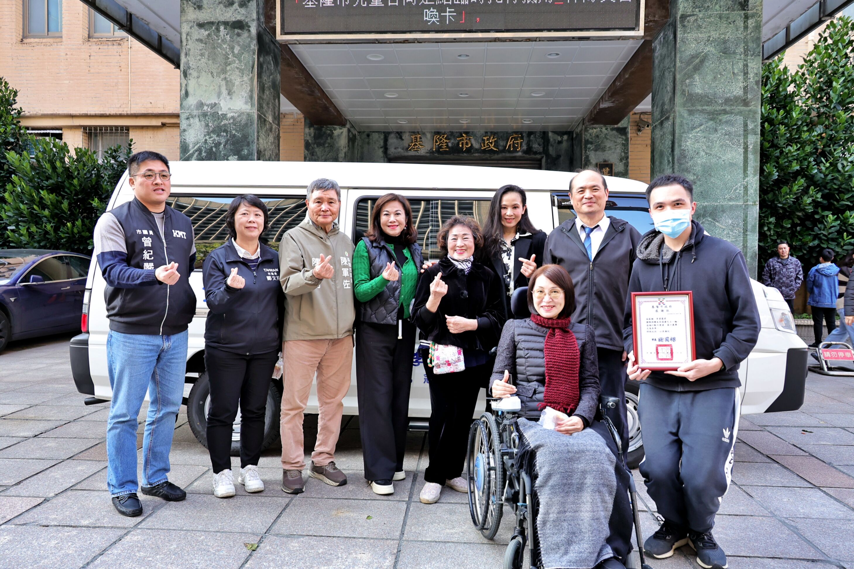 ▲虹橋里長李碧霞捐贈復康巴士。（圖／記者郭世賢翻攝）