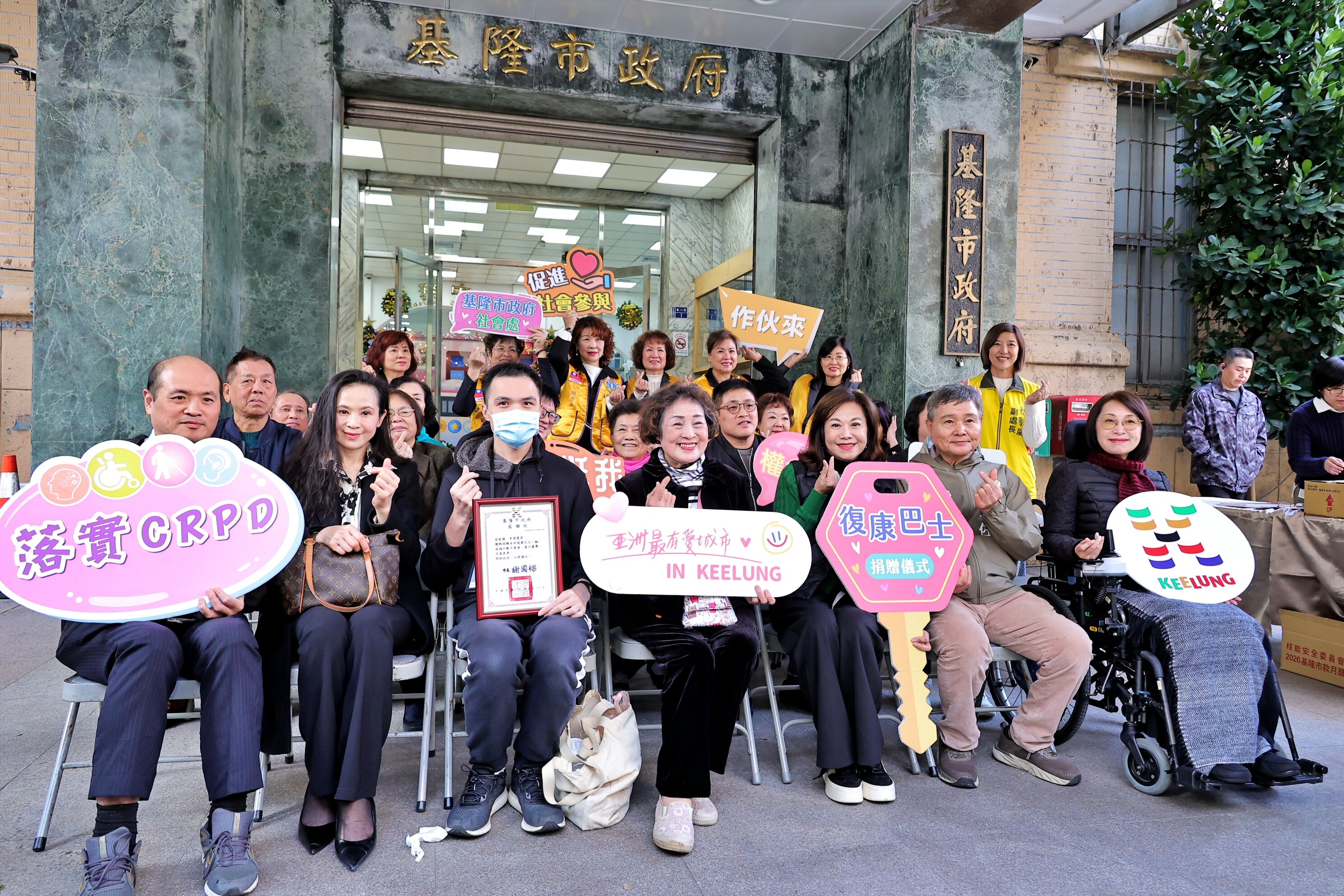 ▲虹橋里長李碧霞捐贈復康巴士。（圖／記者郭世賢翻攝）