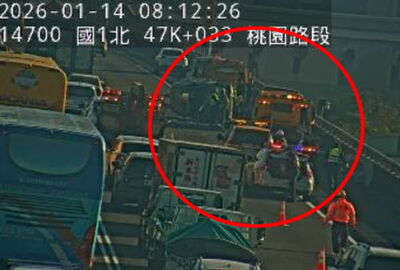 快訊／上班注意！　國1連環撞翻車塞爆