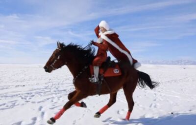 新疆前網紅女縣長墜馬身亡　曾穿大紅披風雪原策馬推廣旅遊