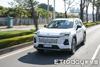 6代TOYOTA RAV4試駕！省油更會跑、配備超頂　國產進口對手壓力山大