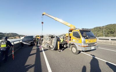 五楊高架桃園段3連撞!肇事休旅車翻覆 女駕駛恍神釀禍