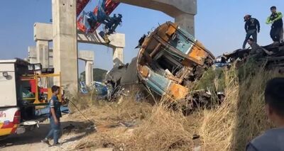 泰國高鐵施工「起重機墜落」砸中行駛列車！　至少12人死亡