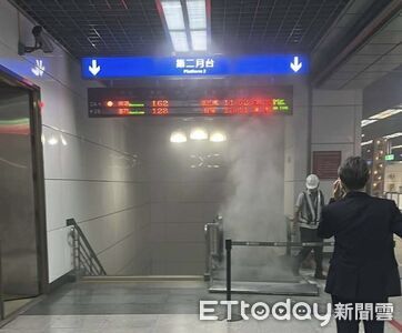 松山車站手扶梯突冒大量白煙　台鐵緊急停機啟動排煙