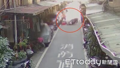 女騎士疑逆光「盲騎」！76歲嬤路旁聊天慘被撞…重傷ICU搶救中