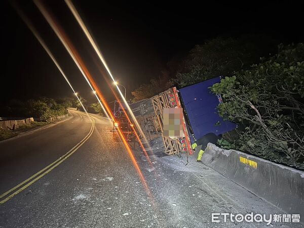 ▲新北市貢寮區台2線86.7公里，聯結車因不明原因翻覆。（圖／記者郭世賢翻攝，下同）