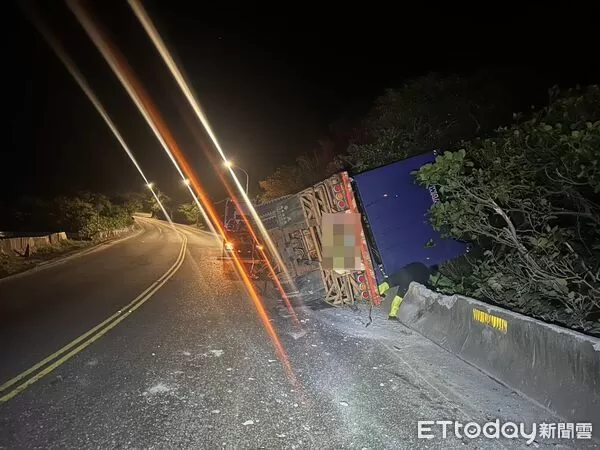 ▲新北市貢寮區台2線86.7公里，聯結車因不明原因翻覆。（圖／記者郭世賢翻攝，下同）