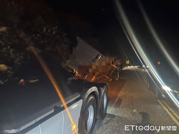 ▲新北市貢寮區台2線86.7公里，聯結車因不明原因翻覆。（圖／記者郭世賢翻攝，下同）