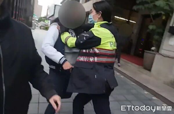 ▲▼張姓女子情緒失控，對路過學童勒脖施暴。（圖／記者沈繼昌翻攝)