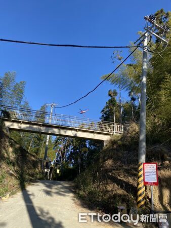 ▲▼     石壁飯店後方山林火警延燒8公頃直升機灑水    。（圖／記者游瓊華翻攝）