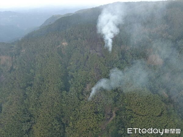 ▲▼     石壁飯店後方山林火警延燒8公頃直升機灑水    。（圖／記者游瓊華翻攝）