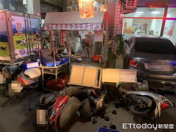▲▼ 高雄57歲男子毒駕，撞毀貨車、4機車與路邊攤。（圖／民眾提供，下同）