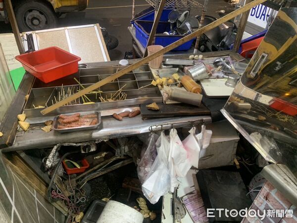 ▲▼ 高雄57歲男子毒駕，撞毀貨車、4機車與路邊攤。（圖／民眾提供，下同）