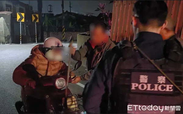 ▲內埔警方護送李姓婦人返家。（圖／記者陳崑福翻攝）