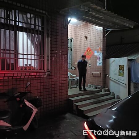 ▲內埔警方護送李姓婦人返家。（圖／記者陳崑福翻攝）