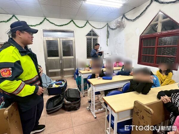 ▲恆春警陪伴孩童學習珍惜。（圖／記者陳崑福翻攝）