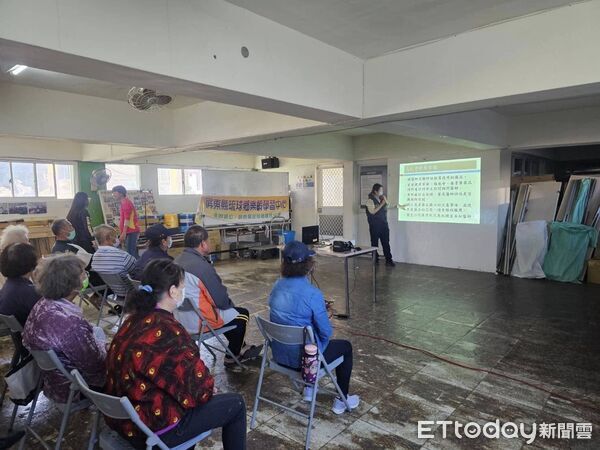 ▲東港警深入琉球鄉樂齡學習中心宣導交安。（圖／記者陳崑福翻攝）