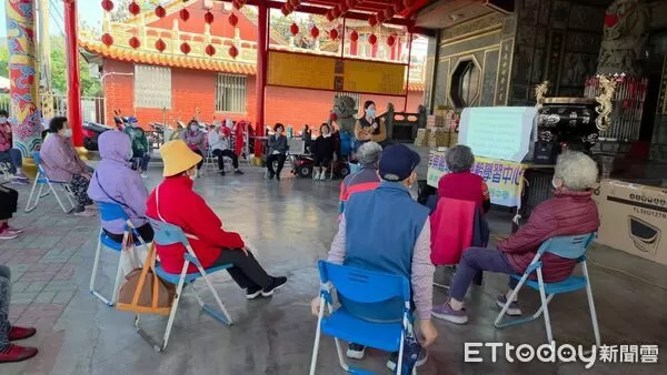 ▲東港警深入琉球鄉樂齡學習中心宣導交安。（圖／記者陳崑福翻攝）