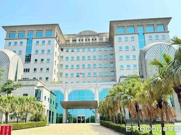 ▲海巡署在東沙海域攔截搜索柬埔寨籍漁船「YAMA68」，查扣高純質海洛因、大麻及多項混合毒品，台南地檢署依法起訴4人。（記者林東良攝）