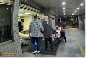 ▲彰化孝子載著急喘的老母親半路攔警車急診。（圖／警方提供）