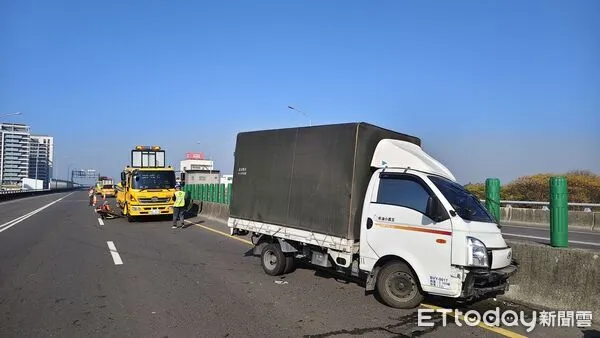▲台南南區86快速道路東向2K發生貨車撞擊施工防撞車事故，造成2人受傷送醫。（民眾提供，下同）