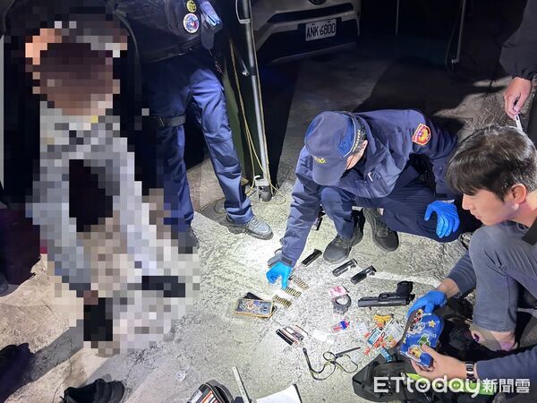 ▲南投警方深夜持警棍、辣椒水追捕通緝毒犯，查獲改造手槍及毒品。（圖／記者高堂堯翻攝，下同）