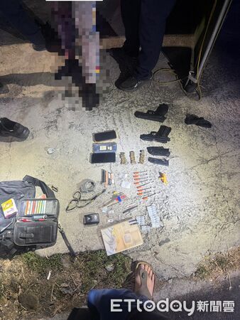 ▲南投警方深夜持警棍、辣椒水追捕通緝毒犯，查獲改造手槍及毒品。（圖／記者高堂堯翻攝）
