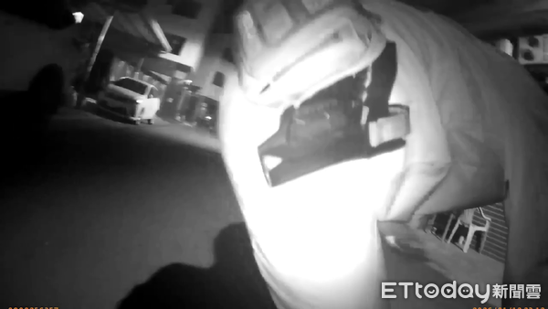 ▲南投警方深夜持警棍、辣椒水追捕通緝毒犯，查獲改造手槍及毒品。（圖／記者高堂堯翻攝）