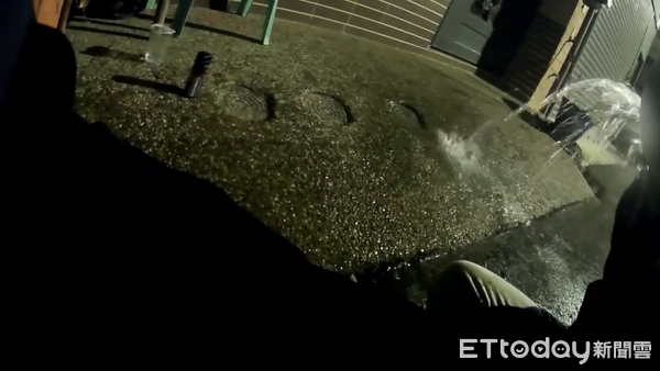 ▲南投警方深夜持警棍、辣椒水追捕通緝毒犯，查獲改造手槍及毒品。（圖／記者高堂堯翻攝）