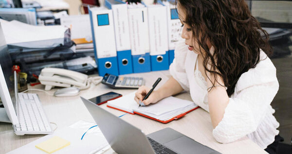 主計總處12日公布去年1至11月全體受僱員工經常性薪資。（示意圖／Pexels）