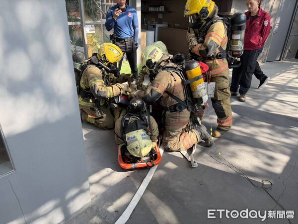 ▲台南市消防局第三救災救護大隊14日在頑皮世界野生動物園舉行大型公共場所消防搶救演練。（記者林東良翻攝，下同）
