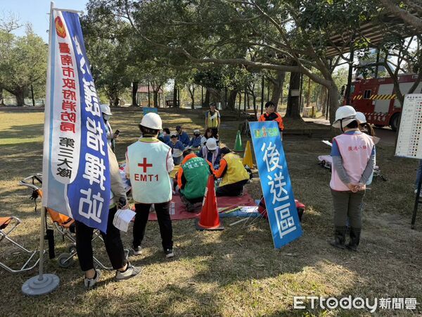 ▲台南市消防局第三救災救護大隊14日在頑皮世界野生動物園舉行大型公共場所消防搶救演練。（記者林東良翻攝，下同）