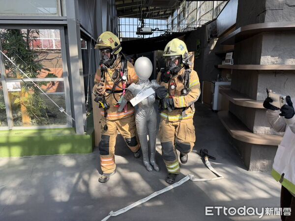 ▲台南市消防局第三救災救護大隊14日在頑皮世界野生動物園舉行大型公共場所消防搶救演練。（記者林東良翻攝，下同）