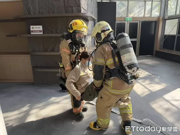 ▲台南市消防局第三救災救護大隊14日在頑皮世界野生動物園舉行大型公共場所消防搶救演練。（記者林東良翻攝，下同）