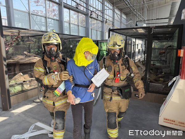 ▲台南市消防局第三救災救護大隊14日在頑皮世界野生動物園舉行大型公共場所消防搶救演練。（記者林東良翻攝，下同）