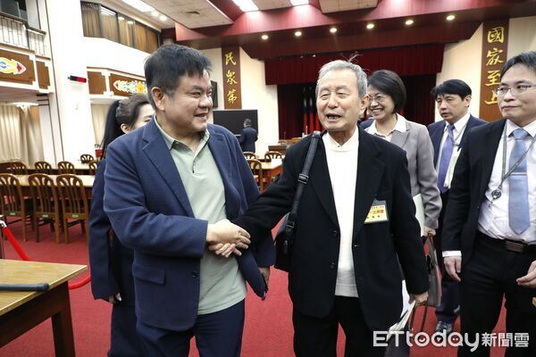 ▼莊瑞雄向林騰鷂握手致歉。（圖／記者湯興漢攝）