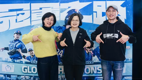 ▲ 年度最強大紀錄片《冠軍之路》票房破4500萬！ 躍升臺灣紀錄片影史票房第3名！蔡英文看《冠軍之路》重溫奪冠感動：將成為好幾世代臺灣人共同記憶。應援團長、超美啦啦隊領應援 觀眾高唱「臺灣尚勇」熱血爆棚           。（圖／主辦單位提供）