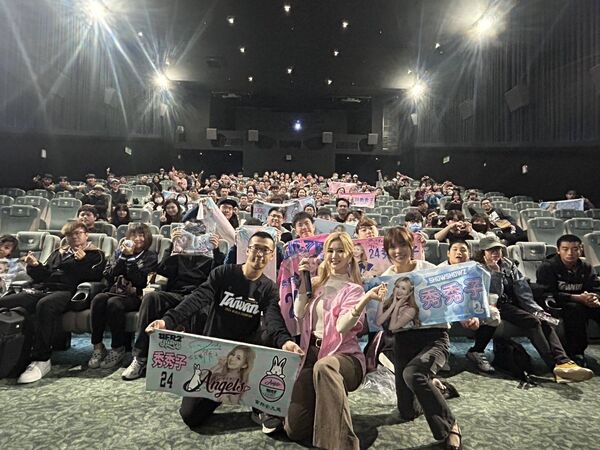 ▲ 年度最強大紀錄片《冠軍之路》票房破4500萬！ 躍升臺灣紀錄片影史票房第3名！蔡英文看《冠軍之路》重溫奪冠感動：將成為好幾世代臺灣人共同記憶。應援團長、超美啦啦隊領應援 觀眾高唱「臺灣尚勇」熱血爆棚           。（圖／主辦單位提供）