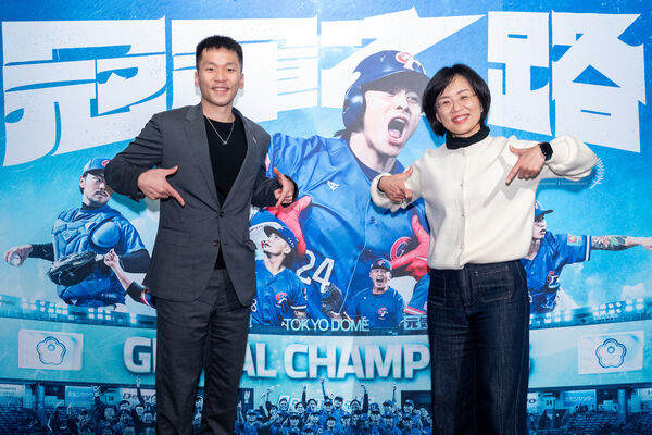 ▲ 年度最強大紀錄片《冠軍之路》票房破4500萬！ 躍升臺灣紀錄片影史票房第3名！蔡英文看《冠軍之路》重溫奪冠感動：將成為好幾世代臺灣人共同記憶。應援團長、超美啦啦隊領應援 觀眾高唱「臺灣尚勇」熱血爆棚           。（圖／主辦單位提供）