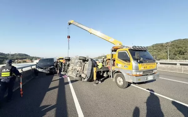 ▲國道五楊高架桃園段今天清晨發生3車碰撞事故，楊姓婦人駕駛小客車疑恍神碰撞2部自小客車後翻覆，警消到場處理中。（圖／國道一隊提供）