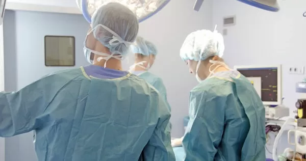 多名醫護人員分享，進到手術室後，時常會一路工作、不休息直到手術結束。（示意圖／photoAC）